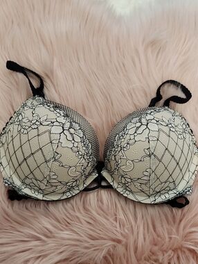 PRE-LOVED VICTORIA'S SECRET BOMBSHELL PLUNGE PUSH-UP BRA-32C